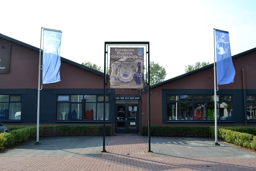 Eingang der Stiftung Keramisches Museum Goedewaagen und der Steingutfabrik Royal Goedewaagen-Gouda BV.