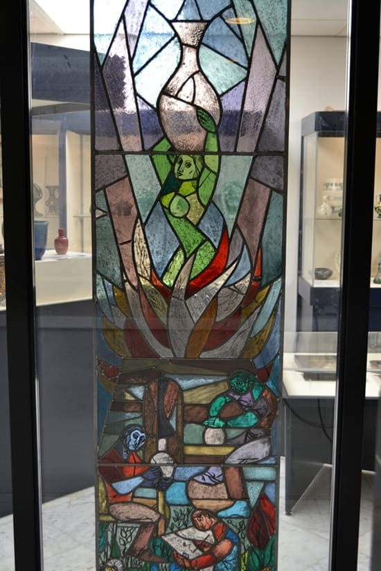 Gebrandschilderd glas-in-lood-raam van de pottenbakker, h. 205 cm, 1923 (coll. Righard Atsma)