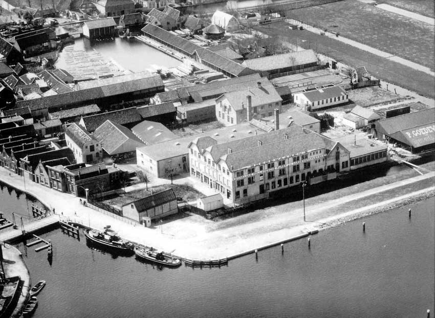 Goedewaagen's fabrieken aan Jaagpad en Nieuwe Gouwe, luchtfoto KLM-Aerocarto, 1932