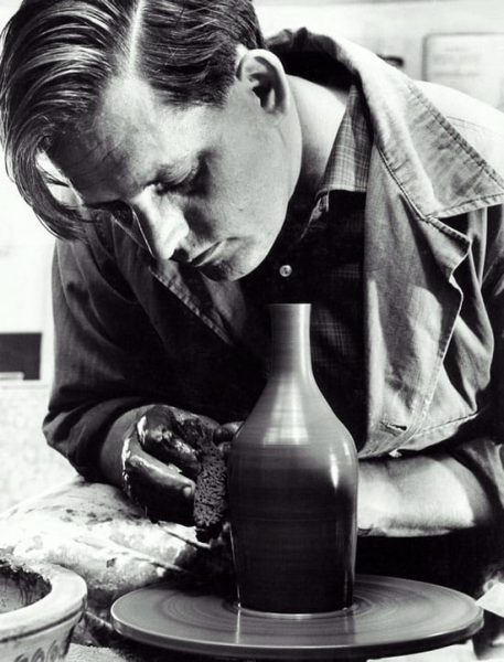 Pottenbakker en keramisch ontwerper Zweitse Landsheer, ca 1955, bij de vormgeving van zijn internationaal geprezen minimalistische aardewerk voor Goedewaagen.