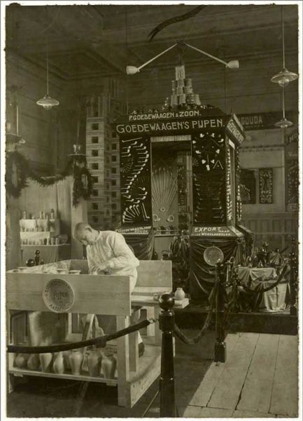 Der Stand von Goedewaagen mit Steingut und Pfeifen auf der Nationalen Keramikausstellung in der Gesellschaft von Gouda, 1911.