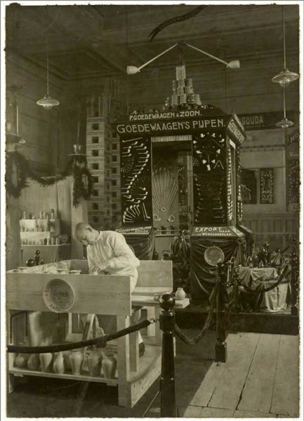 Goedewaagen’s stand met aardewerk en pijpen op Nationale keramiektentoonstelling in Societeit van Gouda, 1911.